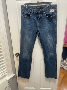 Amazon Essentials Men's Straight Jeans in Dark Blue Denim
